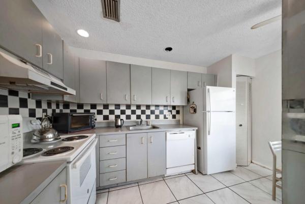 Quincey Park, 10033 SW 16th St, Pembroke Pines, Florida 33025, image 2