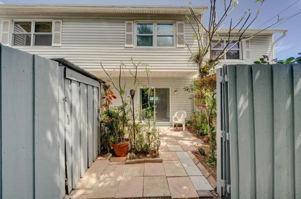 Edgewater Townhomes, 1955 NE 15th Ave, Fort Lauderdale, Florida 33305, image 2