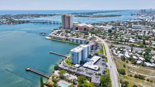 Lake Harbor Cove, 3040 Lake Shore Dr #302, Riviera Beach, Florida 33404, image 2