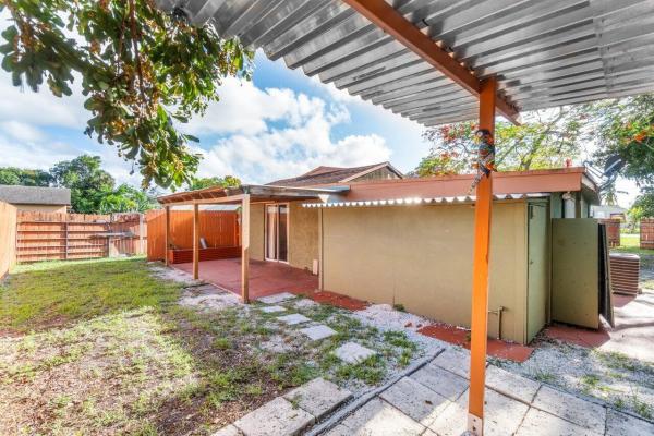 Southern Boulevard Pines, 128 Marguerita Dr, West Palm Beach, Florida 33415, image 2