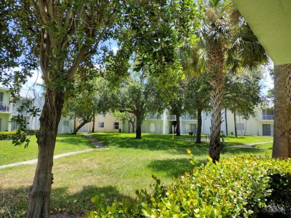 Clear Lake Palms, 425 Executive Center Dr #107, West Palm Beach, Florida 33401, image 2