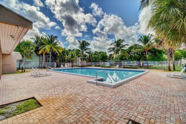 Clear Lake Palms, 425 Executive Center Dr #107, West Palm Beach, Florida 33401, image 1
