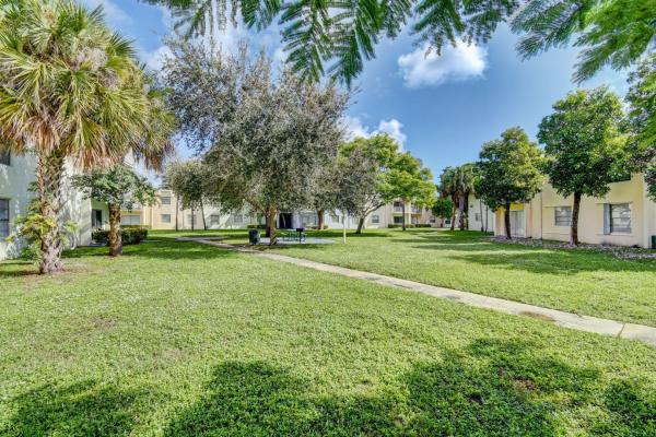 Clear Lake Palms, 425 Executive Center Dr #106, West Palm Beach, Florida 33401, image 2