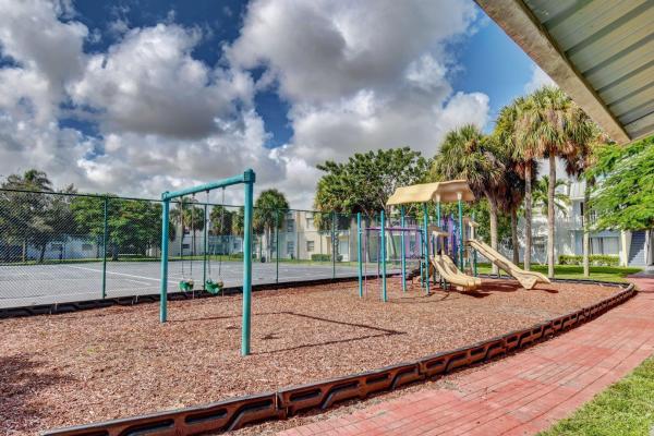 Clear Lake Palms, 425 Executive Center Dr #106, West Palm Beach, Florida 33401, image 1