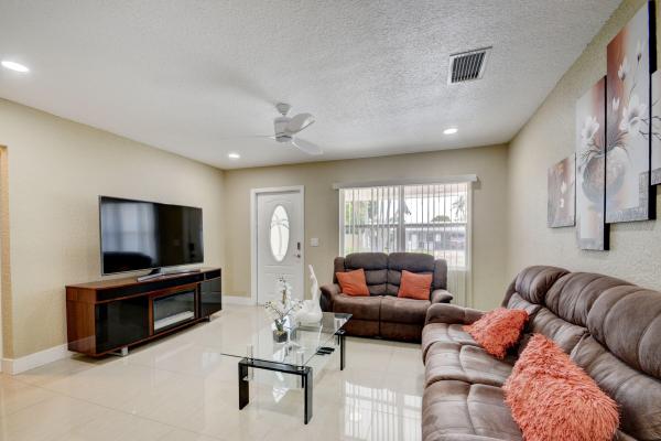 Englewood Manor, 3002 Giuliano Ave, Lake Worth, Florida 33461, image 2