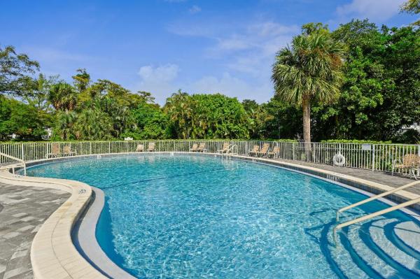 Oakridge, 51 Oakridge E, Deerfield Beach, Florida 33442, image 2
