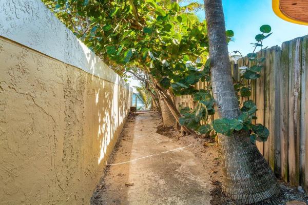 Frantz Pelican Beach, 204 Coral Rd, Boynton Beach, Florida 33435, image 1