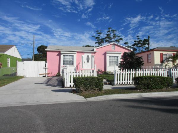 East Lake Village, 418 S Cocoanut Rd, Pahokee, Florida 33476, image 1