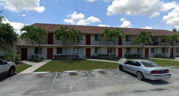 Lakeview Gardens, 400 Nottingham Cir #B, Greenacres, Florida 33463, image 1