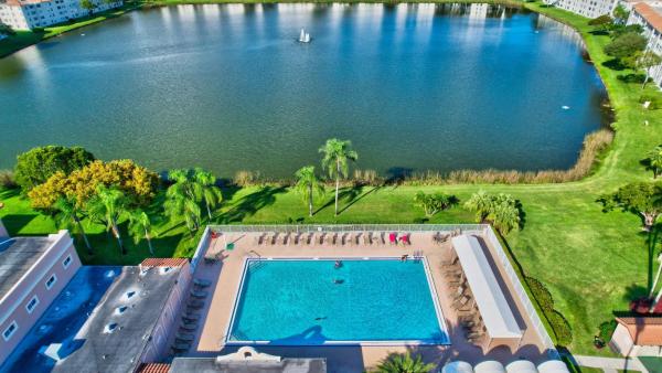 Huntington Pointe, 6093 Pointe Regal Cir #404, Delray Beach, Florida 33484, image 2