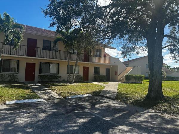Lakeview Gardens, 100 Nottingham Cir #J, Greenacres, Florida 33463, image 2