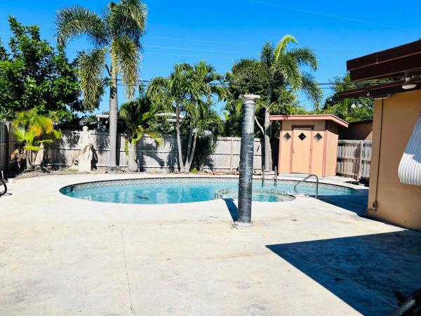 Lantana Heights, 901 W Bloxham St, Lantana, Florida 33462, image 1