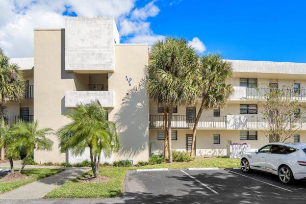 The Palms Of Deer Creek, 2420 Deer Creek Country Club Blvd #206-D, Deerfield Beach, Florida 33442, image 2