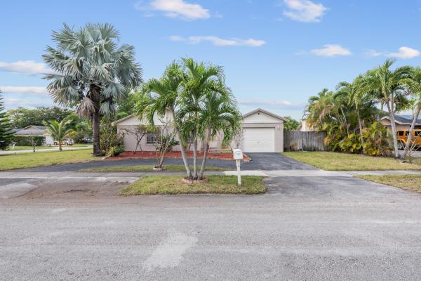 Country Lake Manors, 19460 NW 57th Ct, Country Club, Florida 33015, image 3