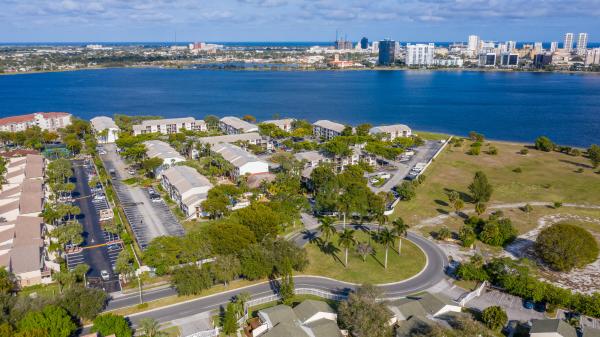 Bella Lago Vista At Clear Lake Club, 752 Executive Center Dr #37, West Palm Beach, Florida 33401, image 1