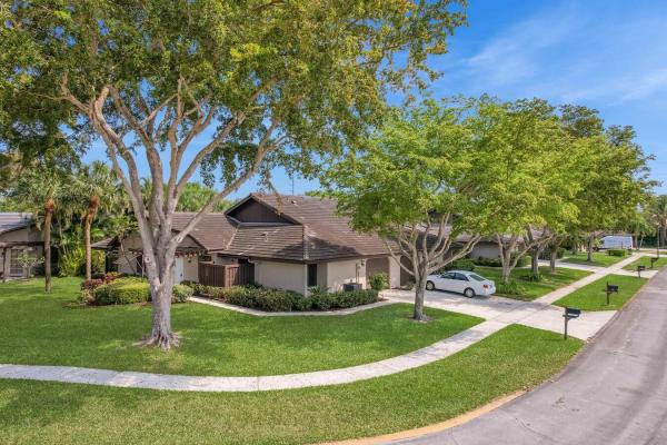 Banyan Springs Patio Villas, 5045 Pine Dr, Boynton Beach, Florida 33437, image 3