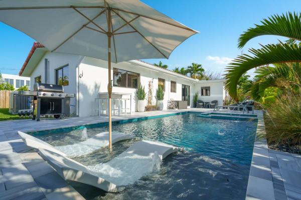 Coral Point, 2001 NE 25th St, Wilton Manors, Florida 33305, image 1