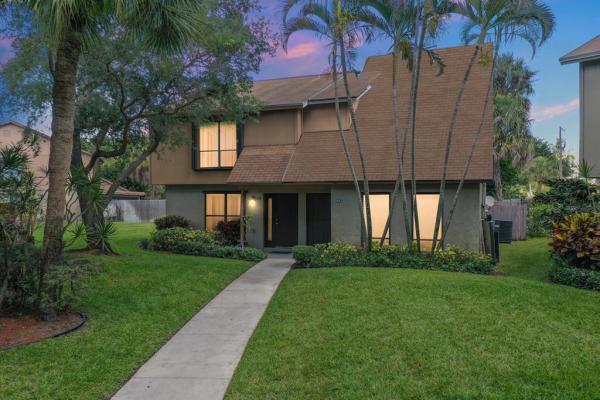 Sandtree Townhouses, 818 Sandtree Dr, Palm Beach Gardens, Florida 33403, image 1