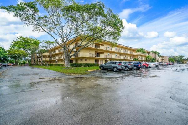 Cambridge House Of Carriage Hills, 351 Cambridge Rd #201, Hollywood, Florida 33024, image 1
