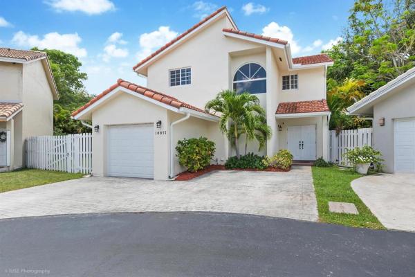 Kendall Grove Cluster Homes, 10827 SW 90th Ln, Kendall, Florida 33176, image 1