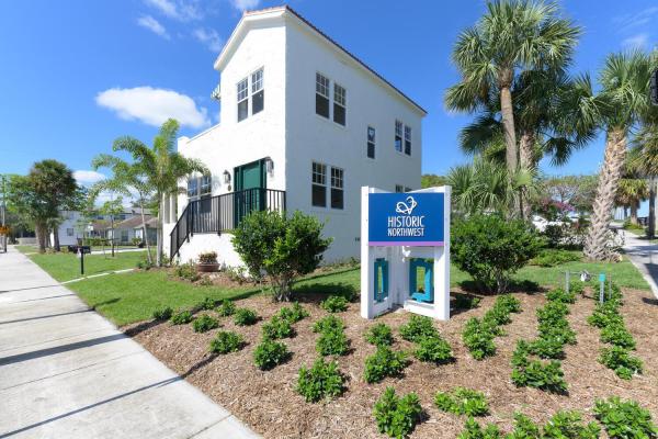 Freshwater, 1225 N Sapodilla Ave, West Palm Beach, Florida 33401, image 1
