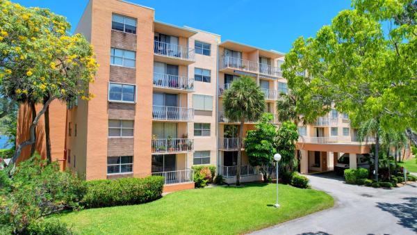 Breakwaters Of The Palm Beaches, 480 Executive Center Dr #2c, West Palm Beach, Florida 33401, image 1