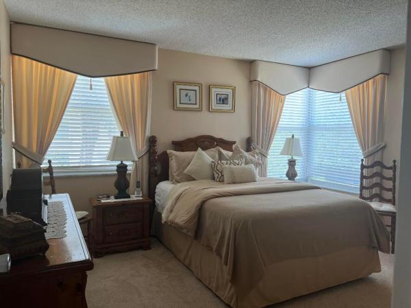 Lake Park, 942 NE 199th St #3a, Ives Estates, Florida 33179, image 1