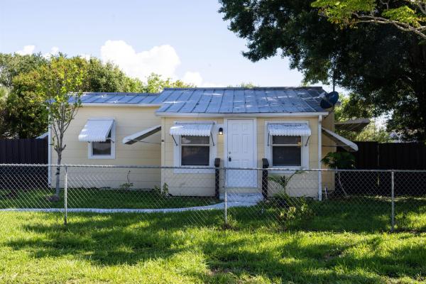 Maravilla Gardens, 406 Palm Ave, Fort Pierce, Florida 34982, image 1