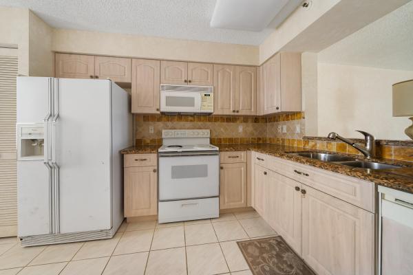 Huntington Pointe, 14096 Huntington Pointe Dr #410, Delray Beach, Florida 33484, image 2