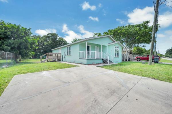 Happy Land, 1303 N 15th St, Fort Pierce, Florida 34950, image 1