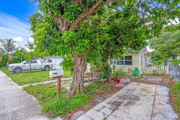 Vista Encanto, 622 Avenida Hermosa, West Palm Beach, Florida 33405, image 1