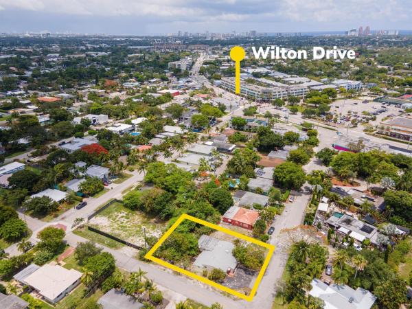 Petite, 301 NE 21st St, Wilton Manors, Florida 33305, image 1