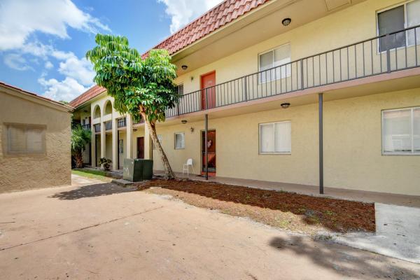 Forest Hill Gardens East, 6100 E Forest Hill Blvd #204, West Palm Beach, Florida 33415, image 1