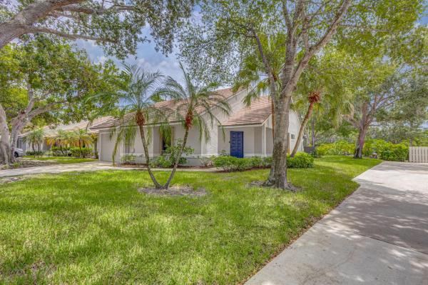 Villas Of Glengary, 700 Bannock Ln, Palm Beach Gardens, Florida 33418, image 1
