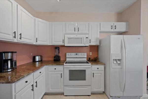 Emerald Lake Townhomes, 4224 Emerald Vis, Lake Worth, Florida 33461, image 3