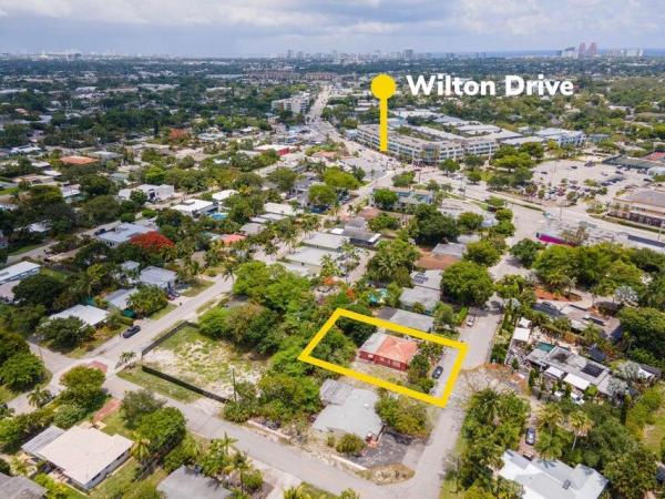 Petite, 317 NE 21st St, Wilton Manors, Florida 33305, image 1