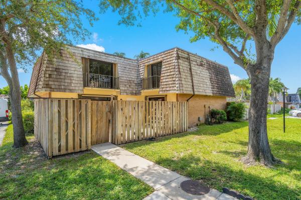 Lakewood Of Palm Springs, 303 Arabian Rd, Palm Springs, Florida 33461, image 1