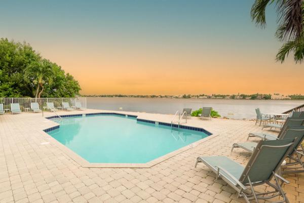 Barefoot Cove Townhomes, 147 Barefoot Cv, Hypoluxo, Florida 33462, image 1