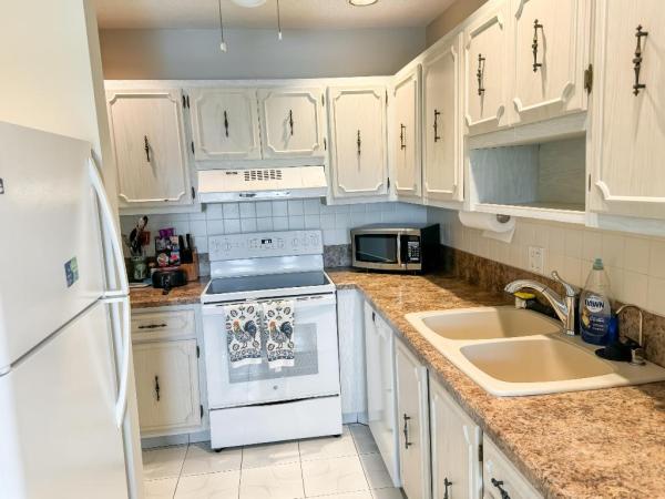 The Pines Of Delray, 1100 Boxwood Dr #201, Delray Beach, Florida 33445, image 2