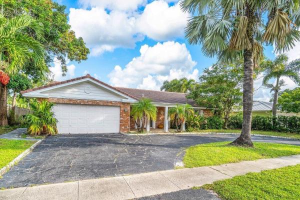 Kings Court, 365 NE 3rd St, Boca Raton, Florida 33432, image 1