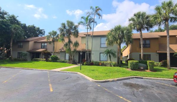 Sandtree Townhouses, 325 Sandtree Dr, Palm Beach Gardens, Florida 33403, image 1