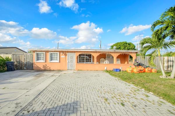 Englewood Manor, 2904 Vassallo Ave, Lake Worth Beach, Florida 33461, image 1