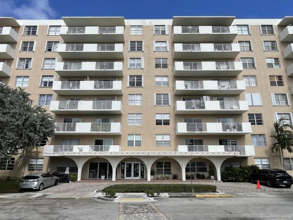 Island Place At North Bay Village, 1455 N Treasure Dr #4e, North Bay Village, Florida 33141, image 1