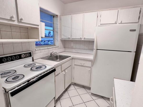 Leisureville Lake, 1118 Lake Ter #201, Boynton Beach, Florida 33426, image 1