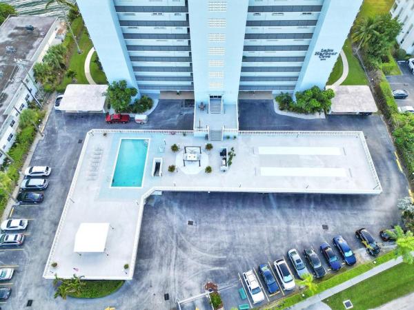 Lake Harbor Cove, 3040 Lake Shore Dr #605, Riviera Beach, Florida 33404, image 2