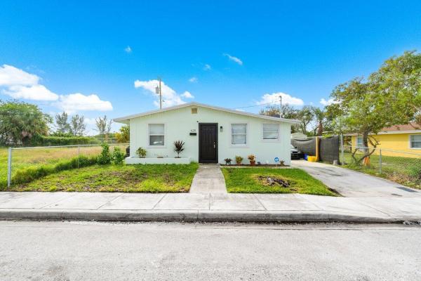 Latona Court, 625 Latona Ave #625, Lake Worth Beach, Florida 33460, image 1