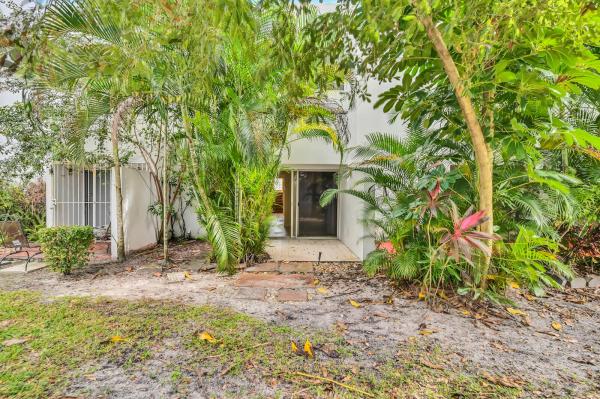 Park Place Townhomes, 5060 Elmhurst Rd #E, West Palm Beach, Florida 33417, image 3