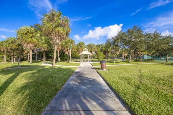 Palm Beach Lakes South, 425 Erie Pl, West Palm Beach, Florida 33409, image 2