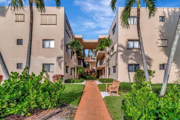 Oleander At Las Verdes, 5250 Las Verdes Cir #206, Delray Beach, Florida 33484, image 1