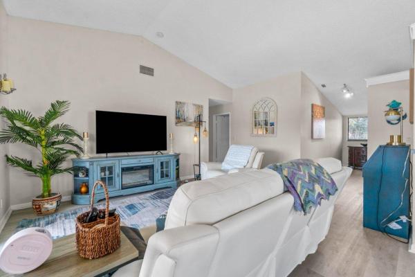 Palm Chase Lakes, 10279 N Circle Lake Dr #201, Boynton Beach, Florida 33437, image 2